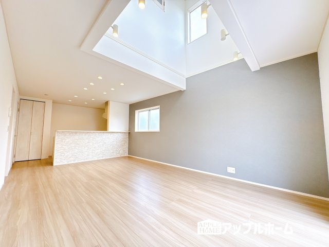 【新築戸建】東松山市石橋 全31区画の居間・リビング|窓から差し込む光で家族を温かく包み込みます。明るいリビングで子育てする喜びを★いつでも見学可能です！