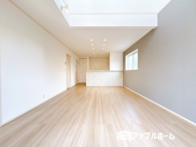 【新築戸建】東松山市石橋 全31区画の居間・リビング|広々リビング×対面キッチンで家族の会話も弾みます♪家族団らんの秘訣は間取りにあり★夢のマイホームを一緒に叶えましょう！