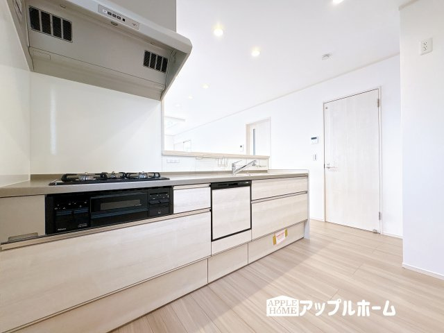 【新築戸建】東松山市石橋 全31区画のキッチン|見栄えもよくお手入れもスムーズに出来ます。豊富な収納力もございますので、キッチンスペースをスッキリとお使い頂けそうです。