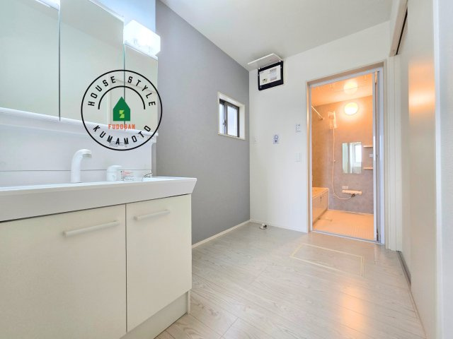 熊本市東区八反田1丁目第1₋4棟(7号棟)の脱衣所|ゆとりの洗面スペースで朝の身支度もスムーズに。暮らしを快適に変えるシャワー付洗面台です！