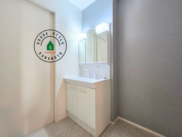 熊本市東区八反田1丁目第1₋4棟(7号棟)の独立洗面台|毎日使うものだから清潔な空間を保ちたい水回り。洗面にはそんな願いを解消させてくれる収納アイデアが満載です。三面鏡の裏側にはキャビネットが現れ小物から背の高い物まで収納できます。