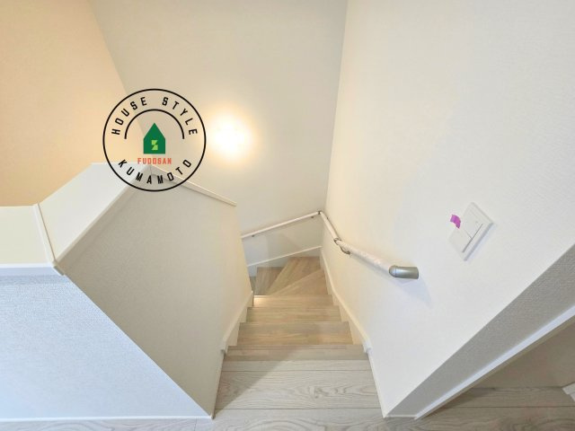 熊本市東区八反田1丁目第1₋4棟(7号棟)の内装|＜手すり付階段＞手すりがないと階段の昇り降りで危険なことはもちろん、壁に手をつきながら歩くことで壁紙が汚れやすくなります。すべての方に快適に昇り降りしていただくため、手すりを設置しました。