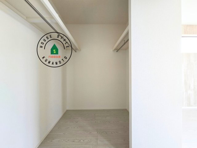 熊本市東区八反田1丁目第1₋4棟(7号棟)の収納|洋服や大きな荷物が多い方や人数の多いご家族などは、一般的なクローゼットよりもウォークインクローゼットのほうが使い勝手が良いです。