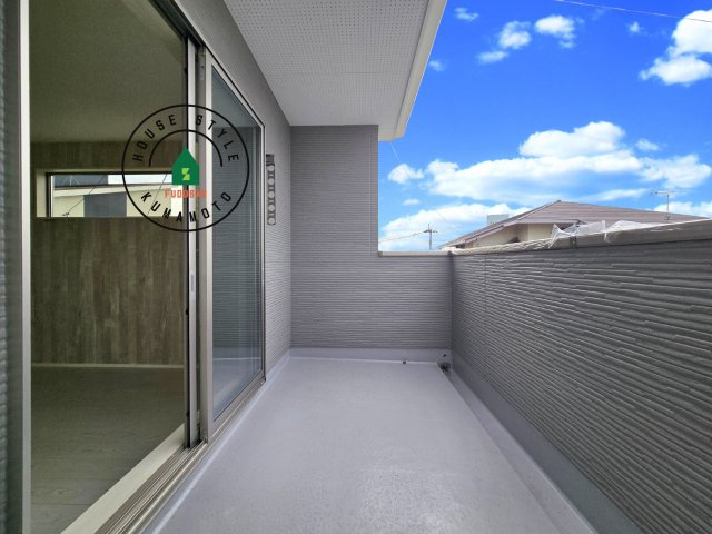 熊本市東区八反田1丁目第1₋4棟(7号棟)のバルコニー|風をしっかりと感じられるバルコニーでは、毎日が洗濯日和です。広々としているので洗濯も楽しくなるでしょうし、気分転換にバルコニーからの眺めを楽しむのもいいでしょう。