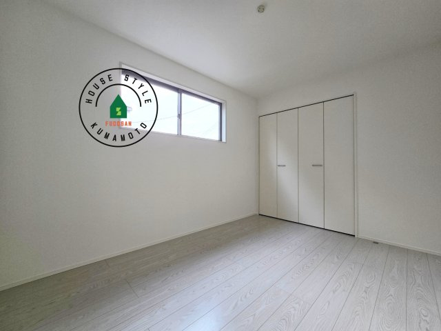 熊本市東区八反田1丁目第1₋4棟(7号棟)の洋室|柔らかい陽光が差し込む明るいお部屋を演出する設計。彩光の取れる窓が気持ちの良いお部屋を創り上げます。