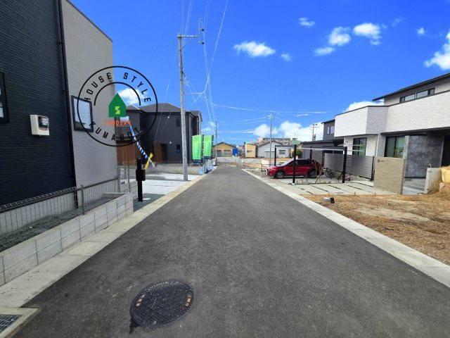 熊本市東区八反田1丁目第1₋4棟(7号棟)の前面道路含む現地写真|前面道路は閑静な住宅地をはしる車通りの少ない道路。お車の出し入れが苦手なママや小さなお子様にも安心ですね。しっかり舗装もされているので、ベビーカーや自転車で通っても快適に通行できます。