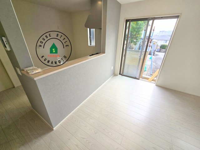 熊本市東区八反田1丁目第1₋4棟(7号棟)のダイニング|キッチンから立ち込める香りが今日の料理を期待させます。