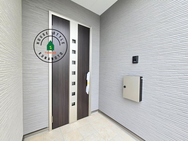 熊本市東区八反田1丁目第1₋4棟(7号棟)の玄関|おでかけの時も帰った時も、「我が家」を最初に感じでもらえる素敵な空間に。