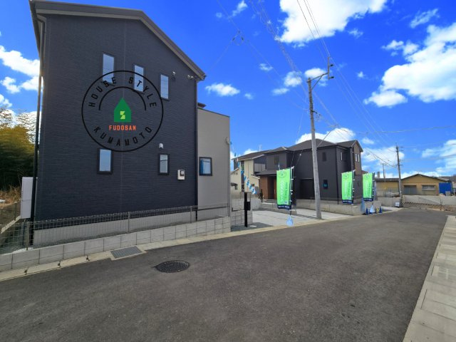 熊本市東区八反田1丁目第1₋4棟(7号棟)の前面道路含む現地写真|見学の時間などお気軽にお問い合わせ下さい。