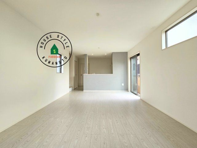 熊本市東区八反田1丁目第1₋4棟(7号棟)の居間・リビング|キッチンからリビングをしっかり確認できます。家族の笑顔があふれる空間になりそうですね。