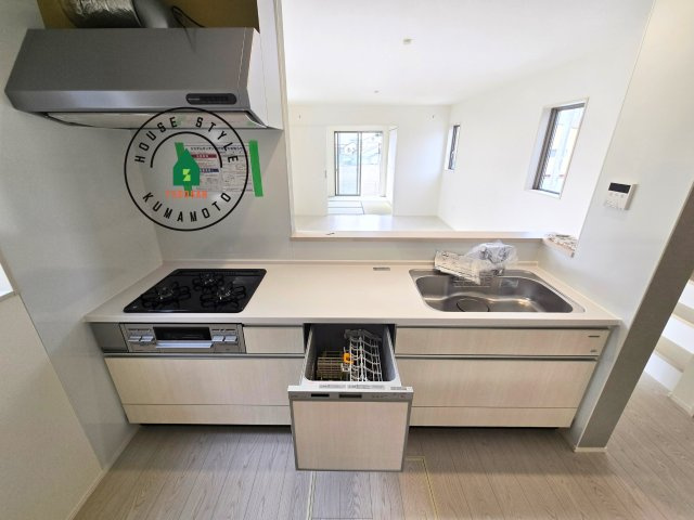 熊本市東区八反田1丁目第1₋4棟(7号棟)のキッチン|ご家族を近くに感じられる対面キッチンのLDK。会話もはずみそうですね。