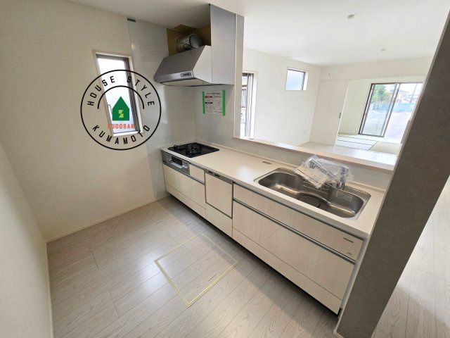 熊本市東区八反田1丁目第1₋4棟(7号棟)のキッチン|ダイニングテーブルへの配膳がラクラク、お料理はかどるカウンター付きシステムキッチン！