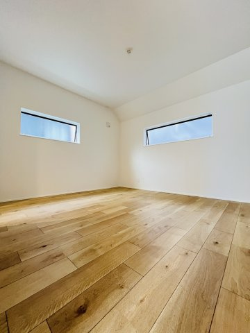 吹抜け×ロフト×板張り天井」光とデザインの家の洋室