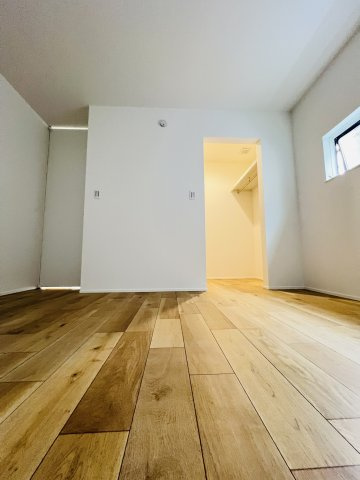 吹抜け×ロフト×板張り天井」光とデザインの家の洋室