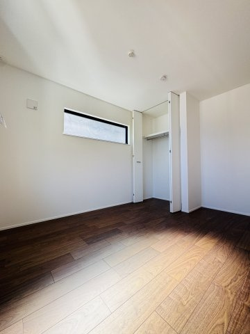 吹抜け×ロフト×板張り天井」光とデザインの家の洋室