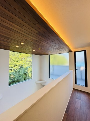 吹抜け×ロフト×板張り天井」光とデザインの家のその他