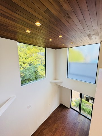 吹抜け×ロフト×板張り天井」光とデザインの家の洋室