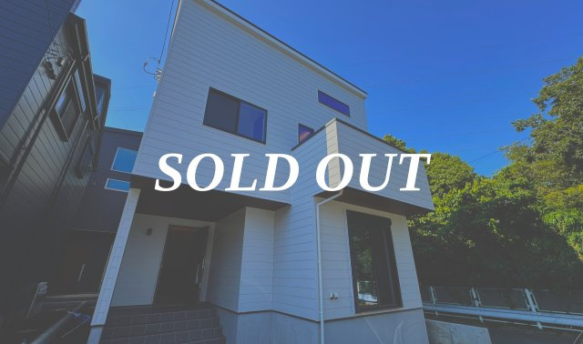 吹抜け×ロフト×板張り天井」光とデザインの家の外観