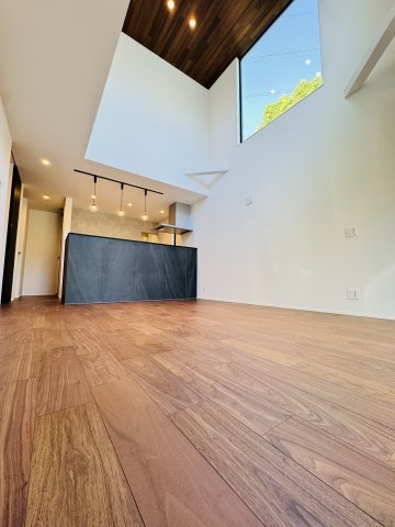 吹抜け×ロフト×板張り天井」光とデザインの家の居間・リビング