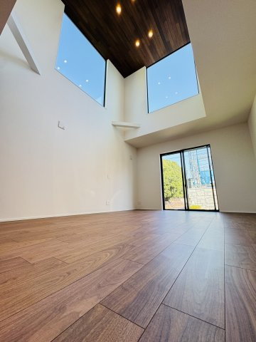 吹抜け×ロフト×板張り天井」光とデザインの家の居間・リビング