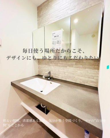 吹抜け×ロフト×板張り天井」光とデザインの家の洗面所