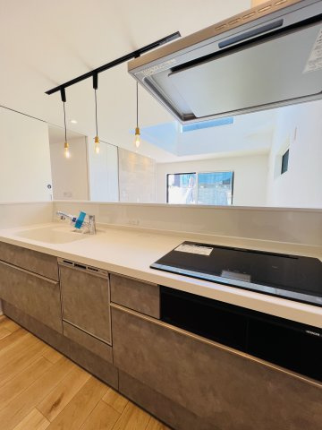 吹抜け×ロフト×板張り天井」光とデザインの家のキッチン