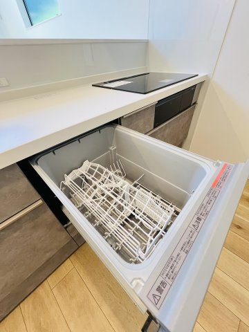 吹抜け×ロフト×板張り天井」光とデザインの家のキッチン