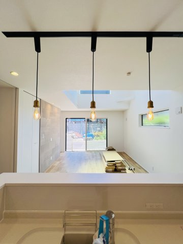 吹抜け×ロフト×板張り天井」光とデザインの家のキッチン