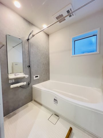 吹抜け×ロフト×板張り天井」光とデザインの家の浴室