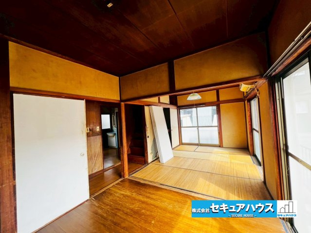 【今すぐご案内可能】豊明市三崎町中ノ坪　戸建の和室|家族一人ひとりの大切なプライベート空間。趣味に合わせて使って頂けるようシンプルに仕上げてあります。暮らし心地を大きく左右する収納を、適材適所に配置し使い勝手を考慮しました。　