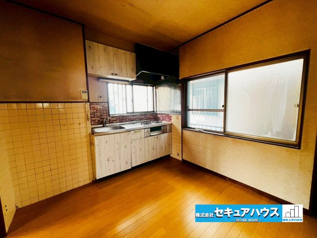 【今すぐご案内可能】豊明市三崎町中ノ坪　戸建の居間・リビング|【DK】
◆家族揃ってリビングで過ごすお休みの日が、楽しみになる場所となることでしょう。
対面式のオープンキッチンは、家事をしながら家族の様子が一目でわかる安心＆便利設備♪