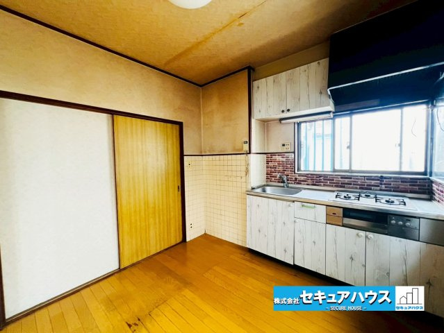 【今すぐご案内可能】豊明市三崎町中ノ坪　戸建のキッチン|広々キッチンスペース
同時にたくさんの料理が調理できる。「焼く・蒸す・煮る」の工程を同時進行で進めることができるので、料理を素早く作ることができます。育児でバタバタ忙しいママに嬉しい♪