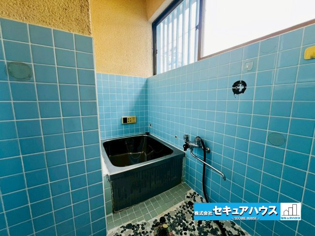 【今すぐご案内可能】豊明市三崎町中ノ坪　戸建の浴室|【浴室】
窓付きで、カビの繁殖を抑える効果があります。また、空間を明るく広く見せる効果もあります。