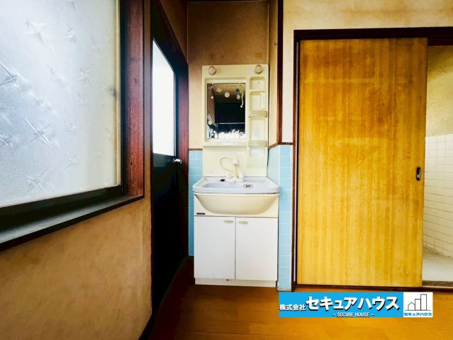 【今すぐご案内可能】豊明市三崎町中ノ坪　戸建の独立洗面台|【独立洗面化粧台】
良く通勤通学に向かえそうですね！鏡の裏にはたっぷりと収納スペースを標準装備！
◆電源を付属しているのでドライヤーなど利用できます。