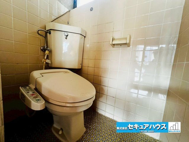 【今すぐご案内可能】豊明市三崎町中ノ坪　戸建のトイレ|【トイレ】温水洗浄便座付き洋式トイレとなっております。
