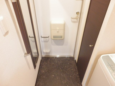 【玄関】 | レオパレス東今里 | 靴収納が可能。姿見で外出前の見た目をチェック！