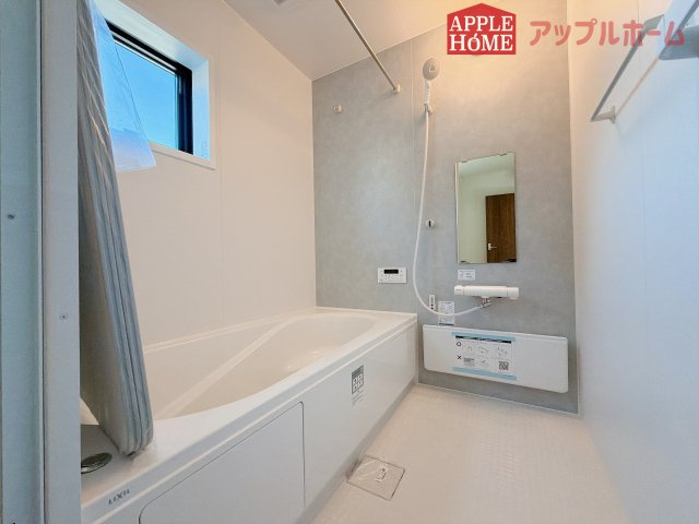 【新築戸建】行田市矢場第4 全2棟の浴室|窓付きのバスルームは、採光もあり明るく気持ちの良い空間です。窓があることで、換気環境も良好。掃除もスムーズに出来ます