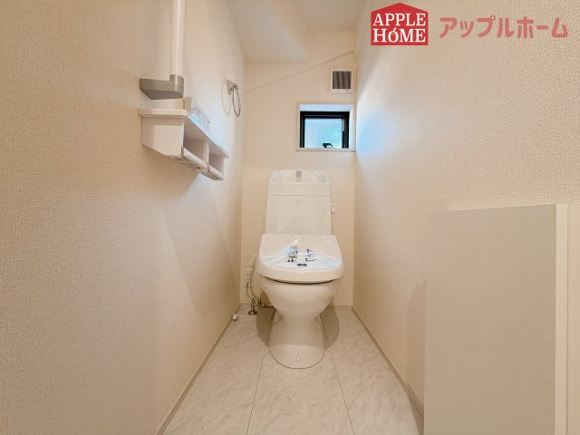 【新築戸建】行田市矢場第4 全2棟のトイレ|白を基調とした清潔感のある明るい空間。温水洗浄便座付きで、毎日快適・清潔に使用できます。操作しやすい壁面リモコンを採用しています。