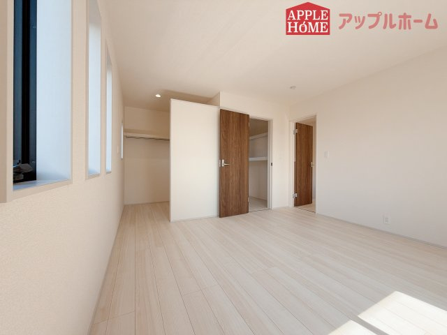 【新築戸建】行田市矢場第4 全2棟の洋室|２階居室は全室収納あり！たっぷりある収納活用でお部屋もキレイを保てます♪