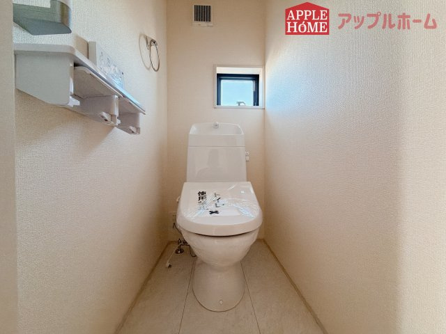 【新築戸建】行田市矢場第4 全2棟のトイレ|白を基調とした清潔感のある明るい空間。温水洗浄便座付きで、毎日快適・清潔に使用できます。操作しやすい壁面リモコンを採用しています。