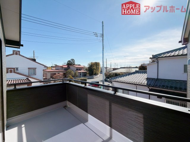 【新築戸建】行田市矢場第4 全2棟のバルコニー|家族分の洗濯物もしっかり干せます。日当たりも良く、毎日のお洗濯が楽しくなりそう♪お布団は手軽に干せていつもポカポカに☆