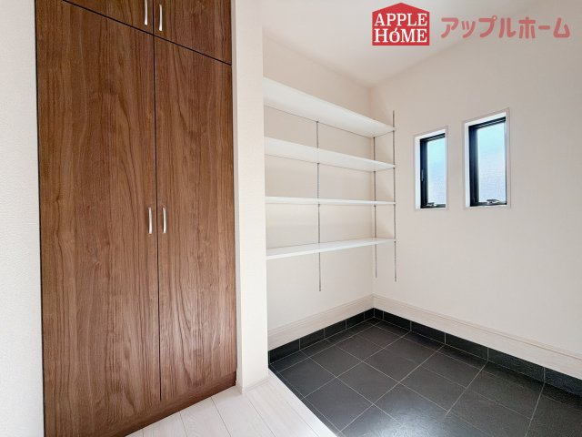 【新築戸建】行田市矢場第4 全2棟の玄関|住まう人も来客も入った時にワクワクさせてくれるオシャレな玄関♪収納もたっぷりあるので、靴がたくさんあっても安心！