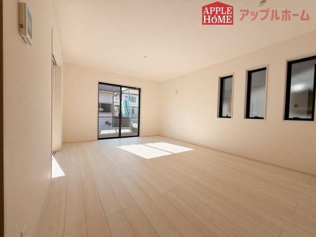 【新築戸建】行田市矢場第4 全2棟の居間・リビング|広々リビング×対面キッチンで家族の会話も弾みます♪家族団らんの秘訣は間取りにあり☆夢のマイホームを一緒に叶えましょう！