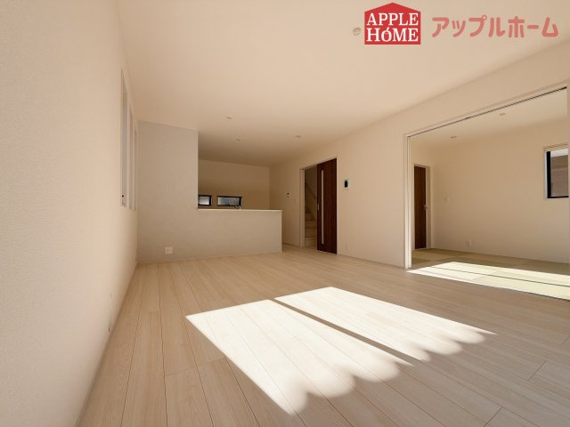 【新築戸建】行田市矢場第4 全2棟の居間・リビング|人気の対面式キッチンで会話も弾みます！お食事の準備をしながらでもご家族とのコミュニケーションを楽しめますね♪友人とのホームパーティーも可能です☆