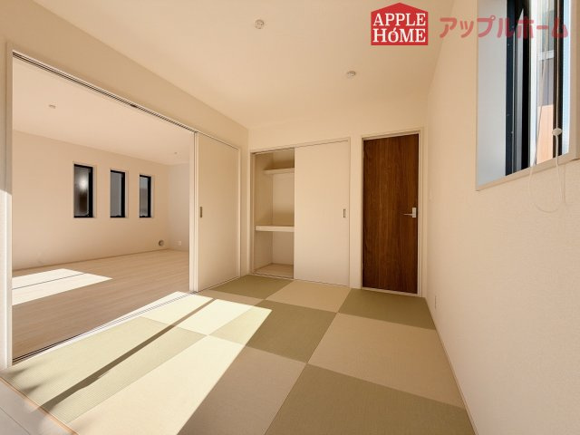 【新築戸建】行田市矢場第4 全2棟の和室|クローゼット付きの洋風和室は、収納スペースが豊富で部屋全体がすっきりと片付きやすいのが特徴です。衣類や荷物を整理しやすく、生活感を抑えた洗練された空間を保てます。