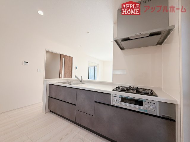 【新築戸建】行田市矢場第4 全2棟のキッチン|キッチンから部屋中が見守れるので、小さなお子様がいるご家庭でも安心です。シンプル×ナチュラルな温かい空間は、どんなスタイルの家具も合わせやすいお部屋です。