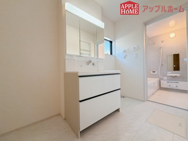 【新築戸建】行田市矢場第4 全2棟の独立洗面台|暮らしを快適にする三面鏡仕様の洗面化粧台。収納力と機能性に優れた使いやすい設備で、忙しい朝の身支度もスムーズに♪
