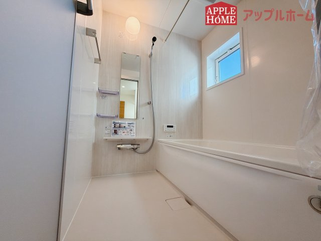 【新築戸建】行田市富士見町2丁目2期の浴室|窓付きのバスルームは、採光もあり明るく気持ちの良い空間です。窓があることで、換気環境も良好。掃除もスムーズに出来ます♪