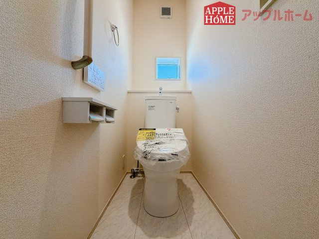 【新築戸建】行田市富士見町2丁目2期のトイレ|白を基調とした清潔感のある明るい空間。温水洗浄便座付きで、毎日快適・清潔に使用できます。操作しやすい壁面リモコンを採用しています。