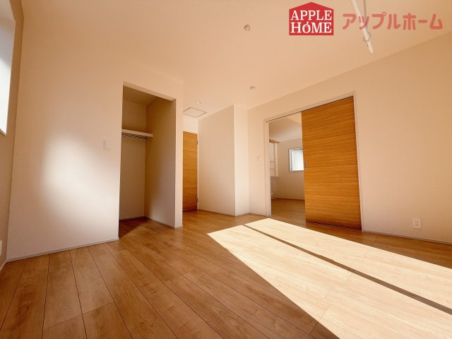 【新築戸建】行田市富士見町2丁目2期の洋室|居室は全室収納あり！たっぷりある収納活用でお部屋もキレイを保てます♪